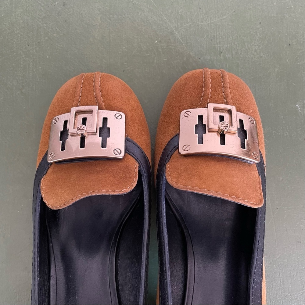 Tory Burch HOWIE Low Heels w Metal Monogram in Cognac Suede and Leather Trim - Picture 2 of 10